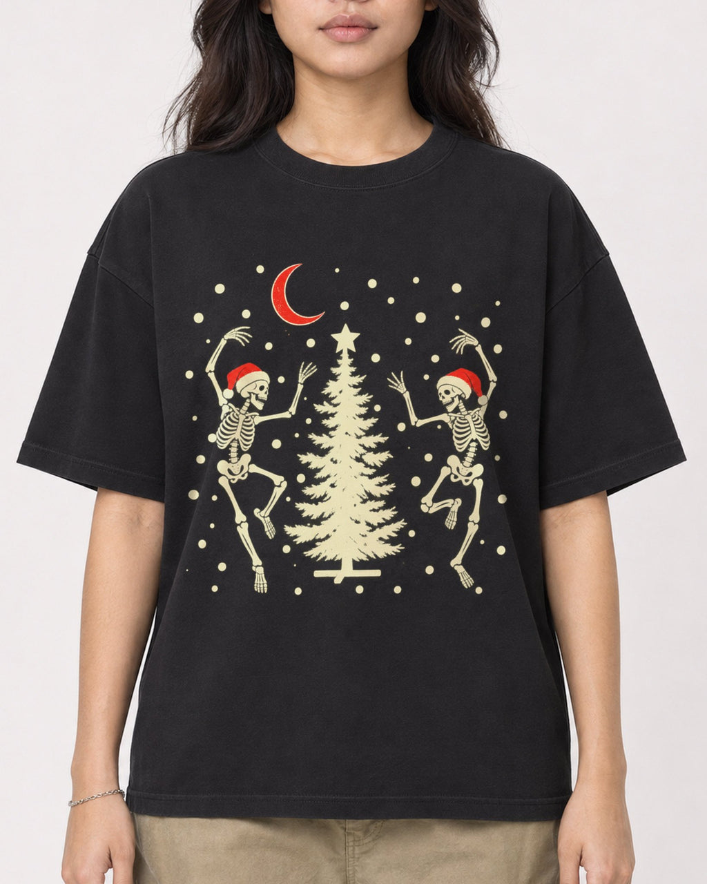 Mockup Boxy Heavyweight Tee Black female close-up 02