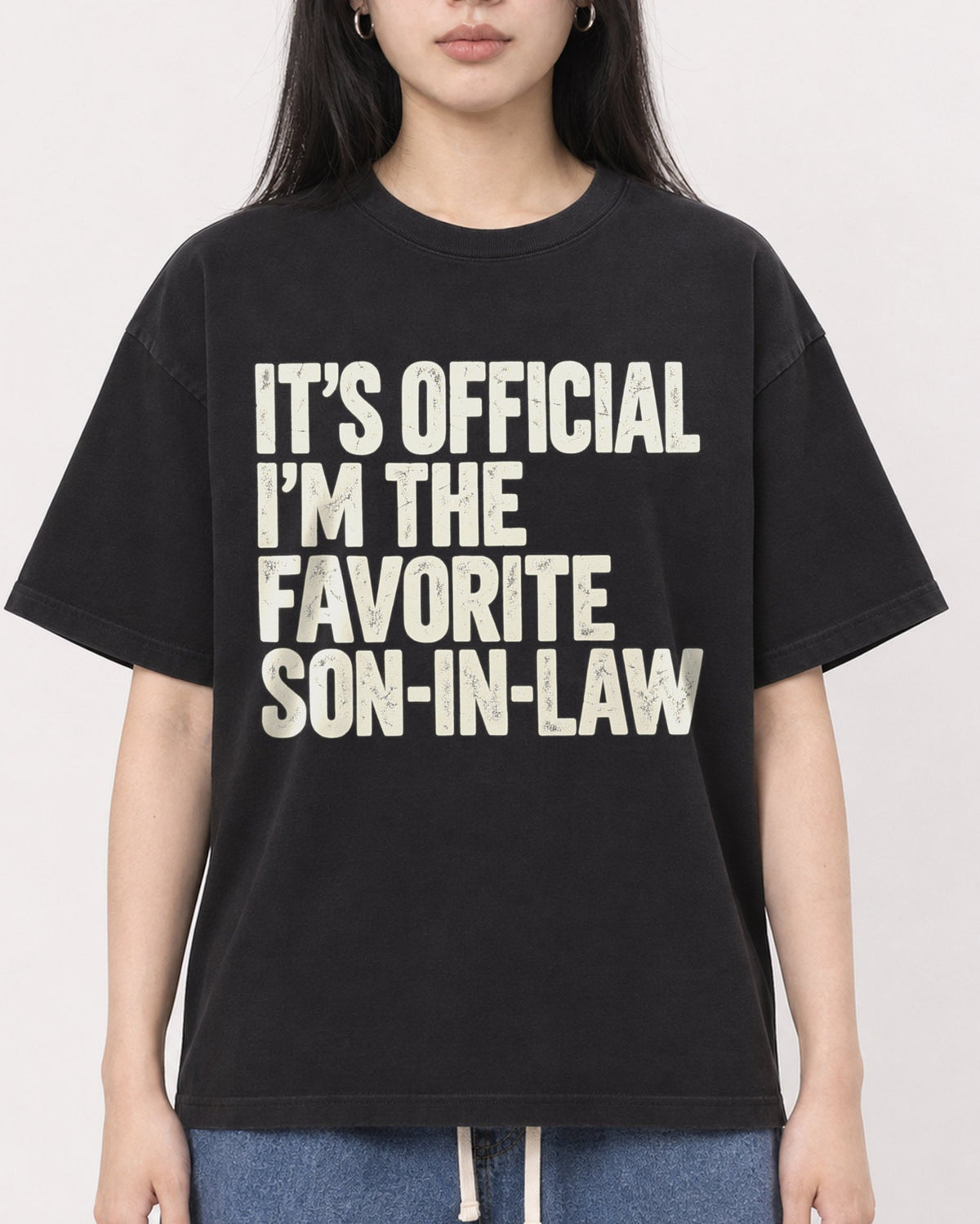Mockup Boxy Heavyweight Tee Black female close-up 01