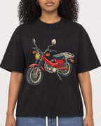 Mockup Boxy Heavyweight Tee Black female close-up 05