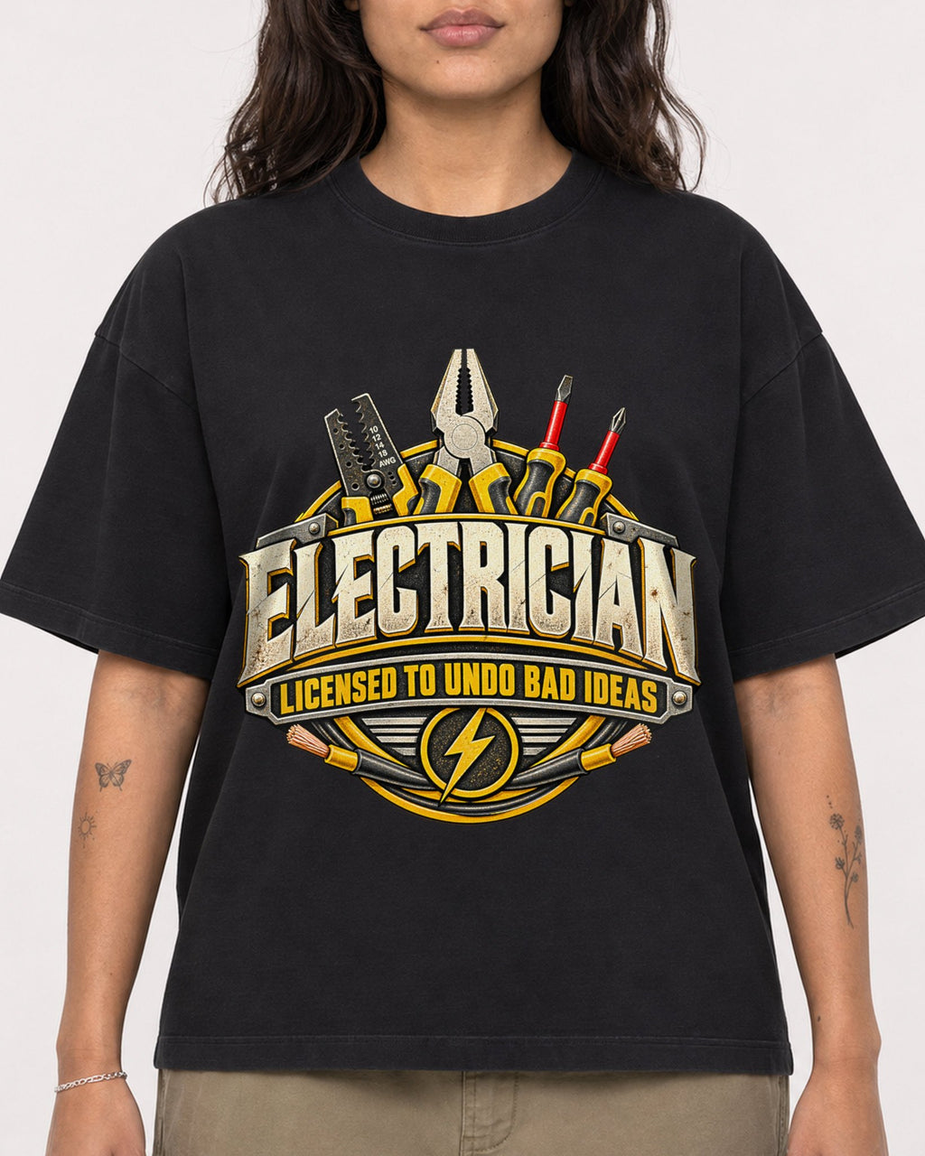 Mockup Boxy Heavyweight Tee Black female close-up 06