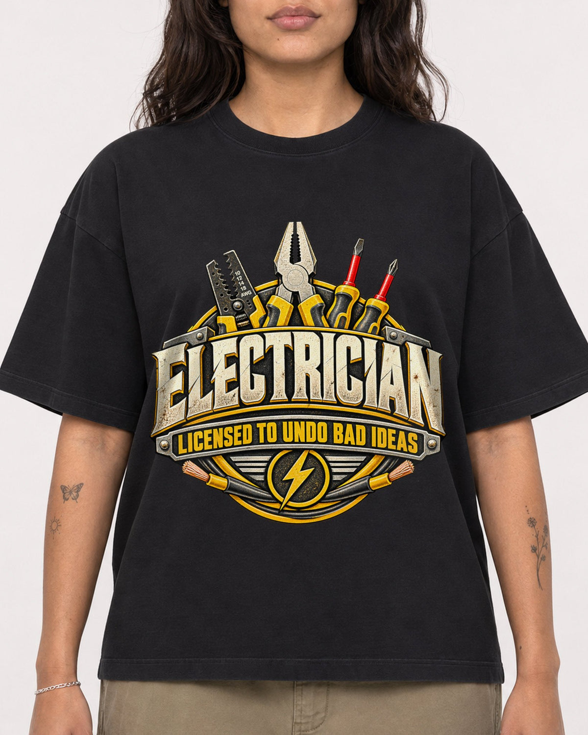 Mockup Boxy Heavyweight Tee Black female close-up 06