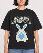 Mockup Boxy Heavyweight Tee Black female close-up 32