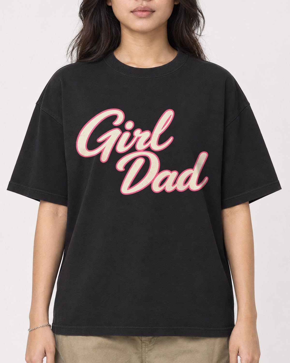 Mockup Boxy Heavyweight Tee Black female close-up 02