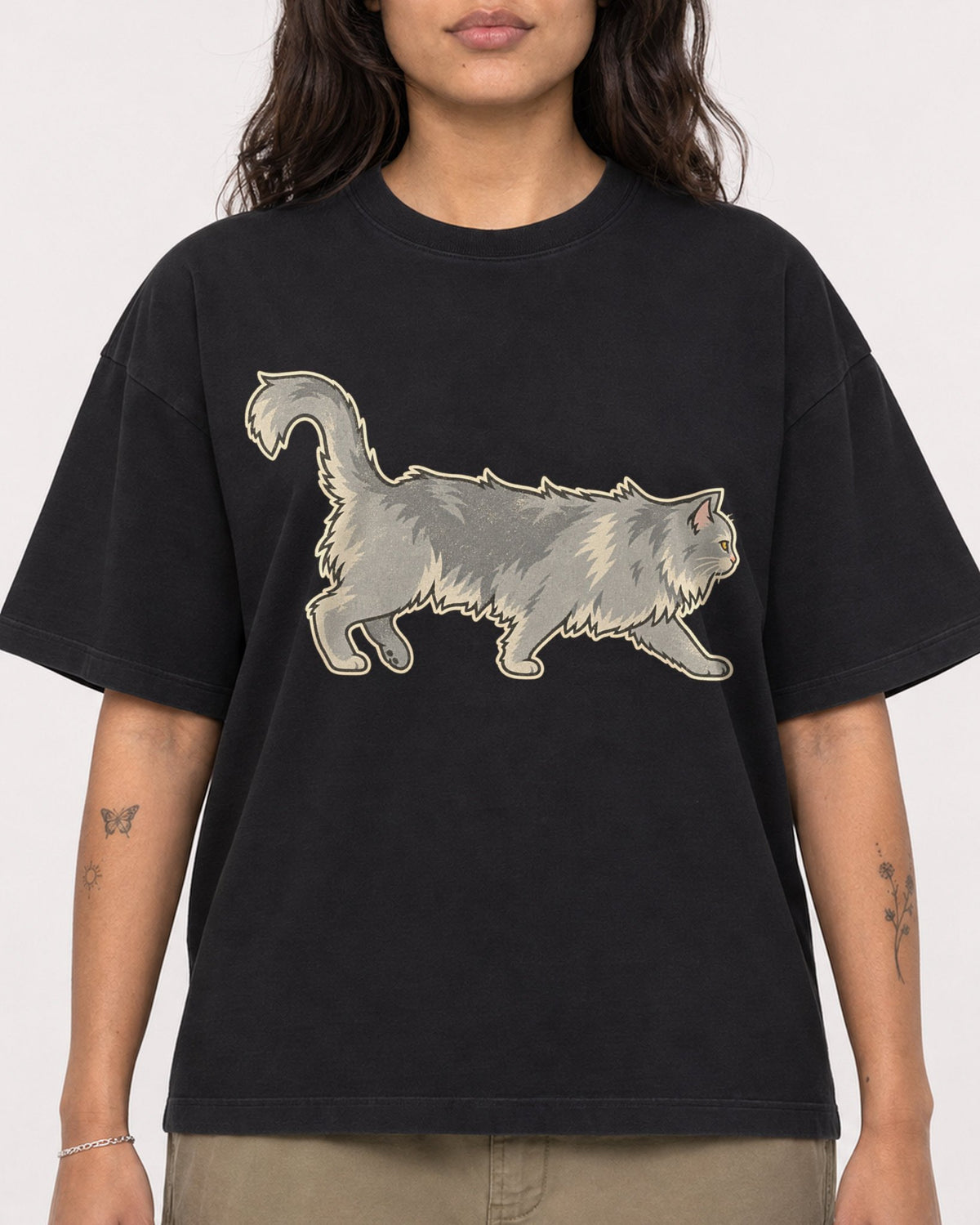 Mockup Boxy Heavyweight Tee Black female close-up 06