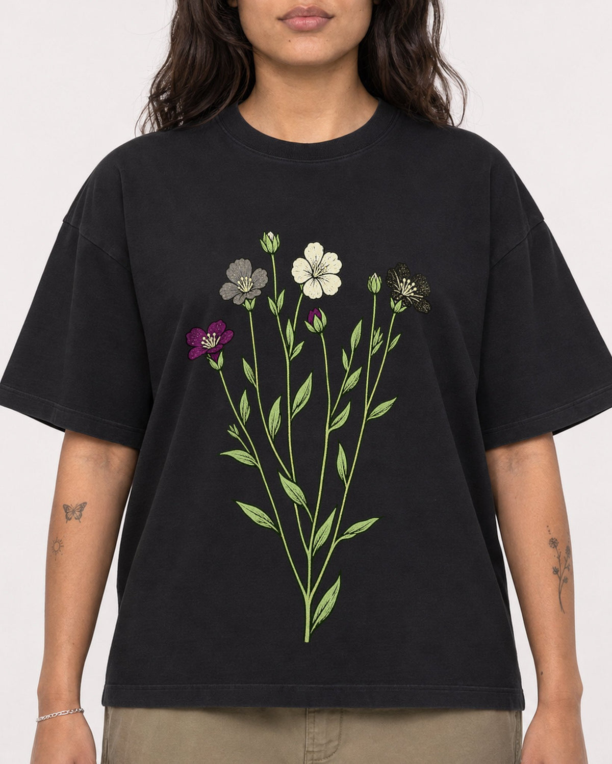 Mockup Boxy Heavyweight Tee Black female close-up 06