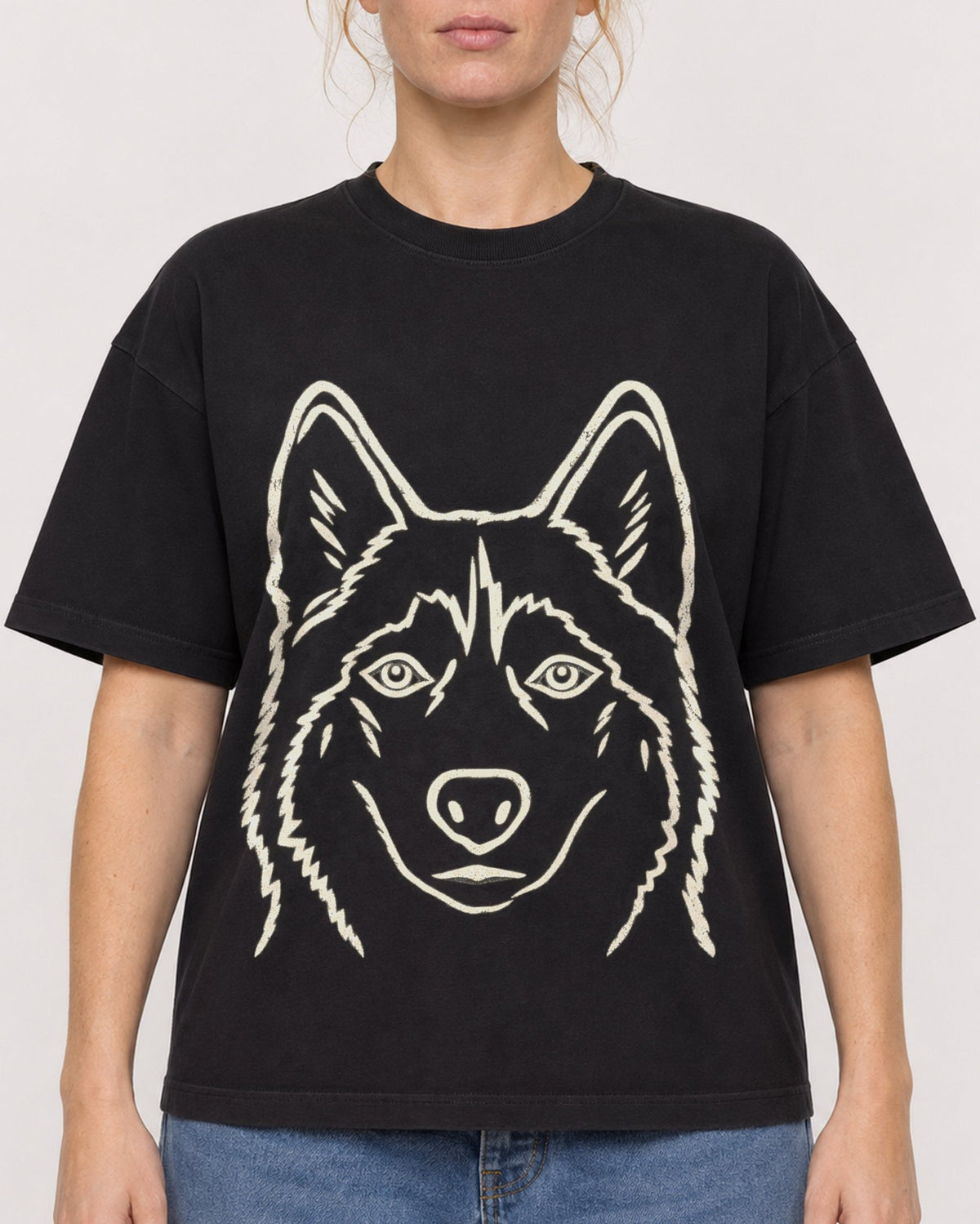 Mockup Boxy Heavyweight Tee Black female close-up 28