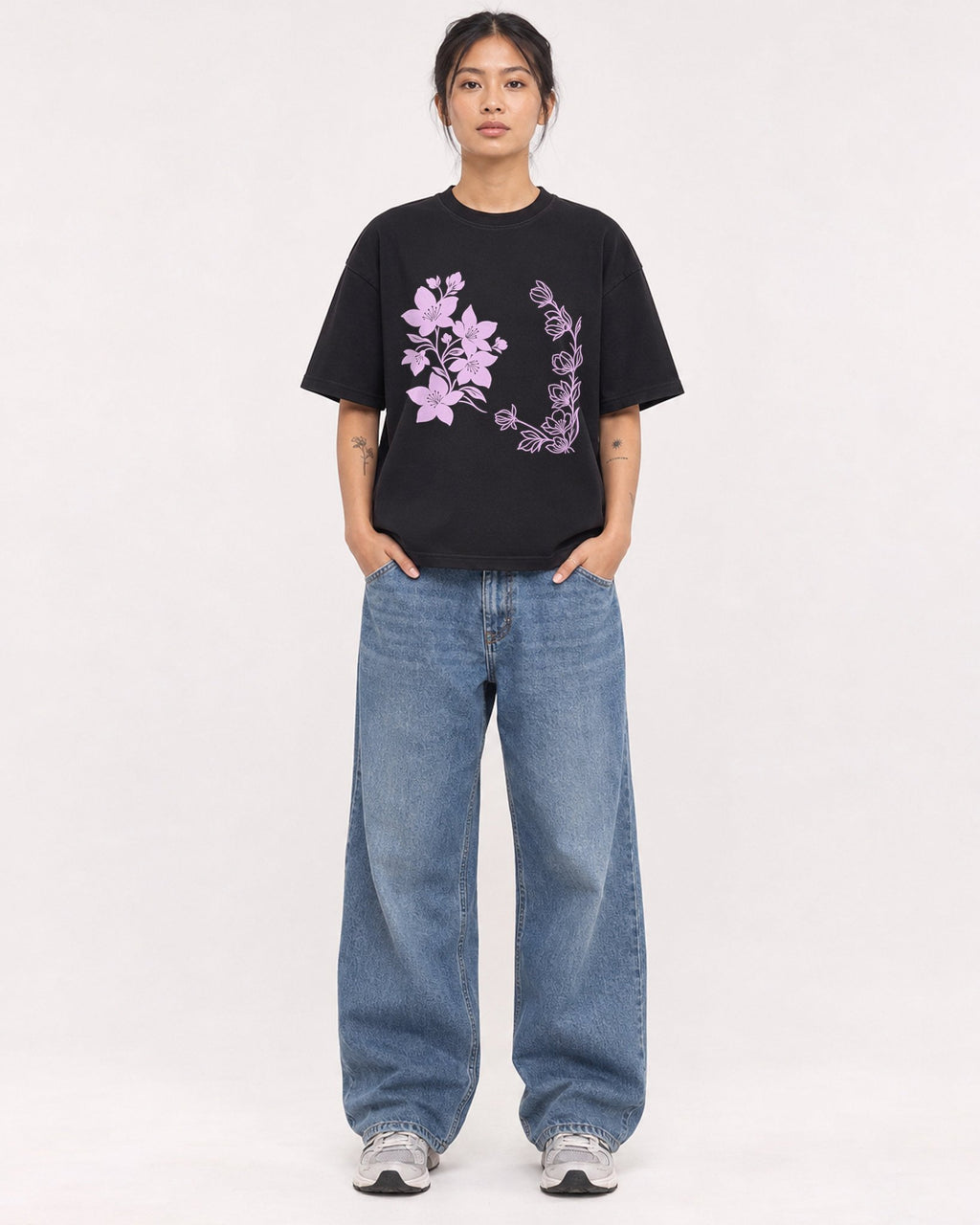 Mockup Boxy Heavyweight Tee Black female full-body 12