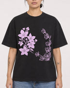 Mockup Boxy Heavyweight Tee Black female close-up 12