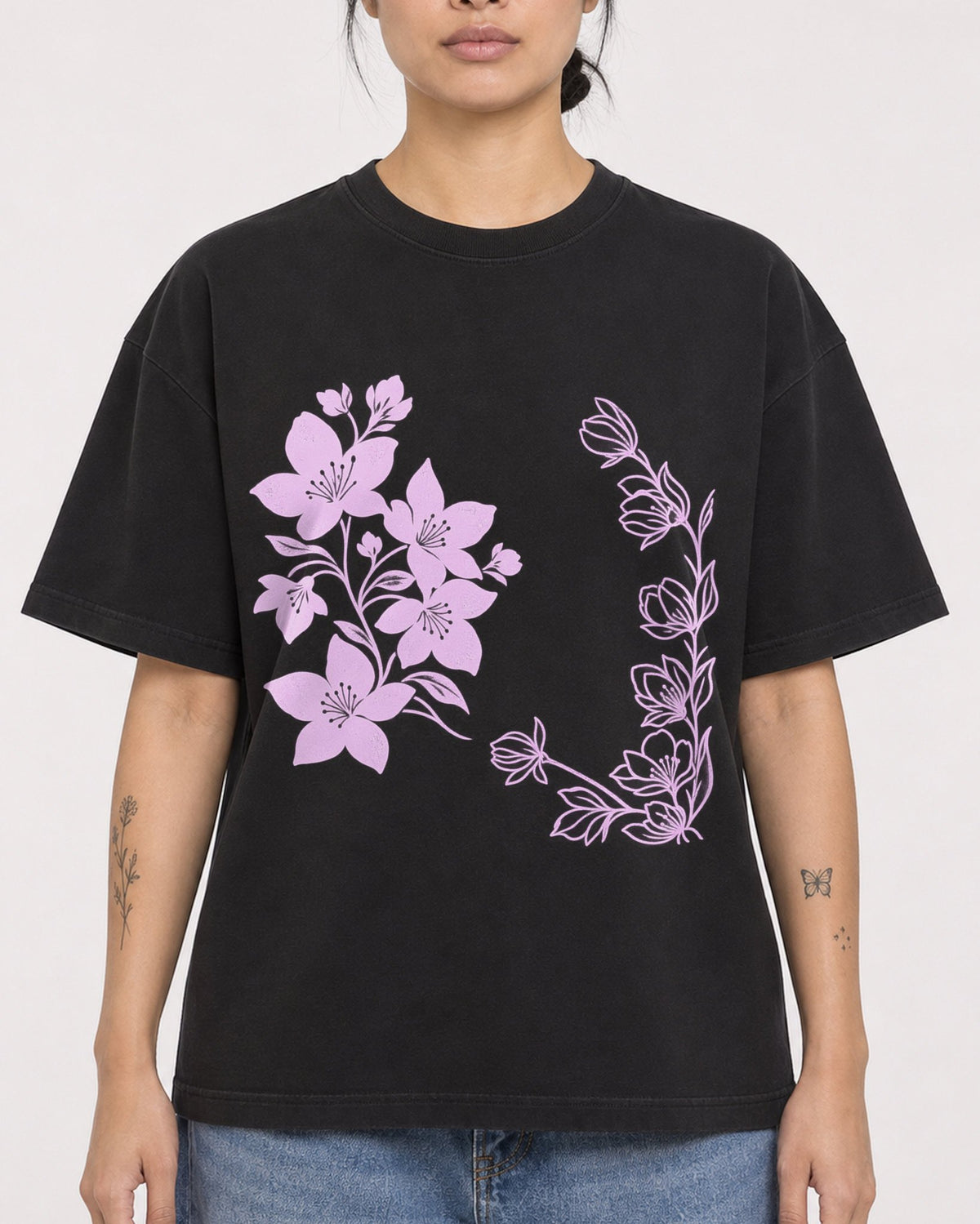 Mockup Boxy Heavyweight Tee Black female close-up 12