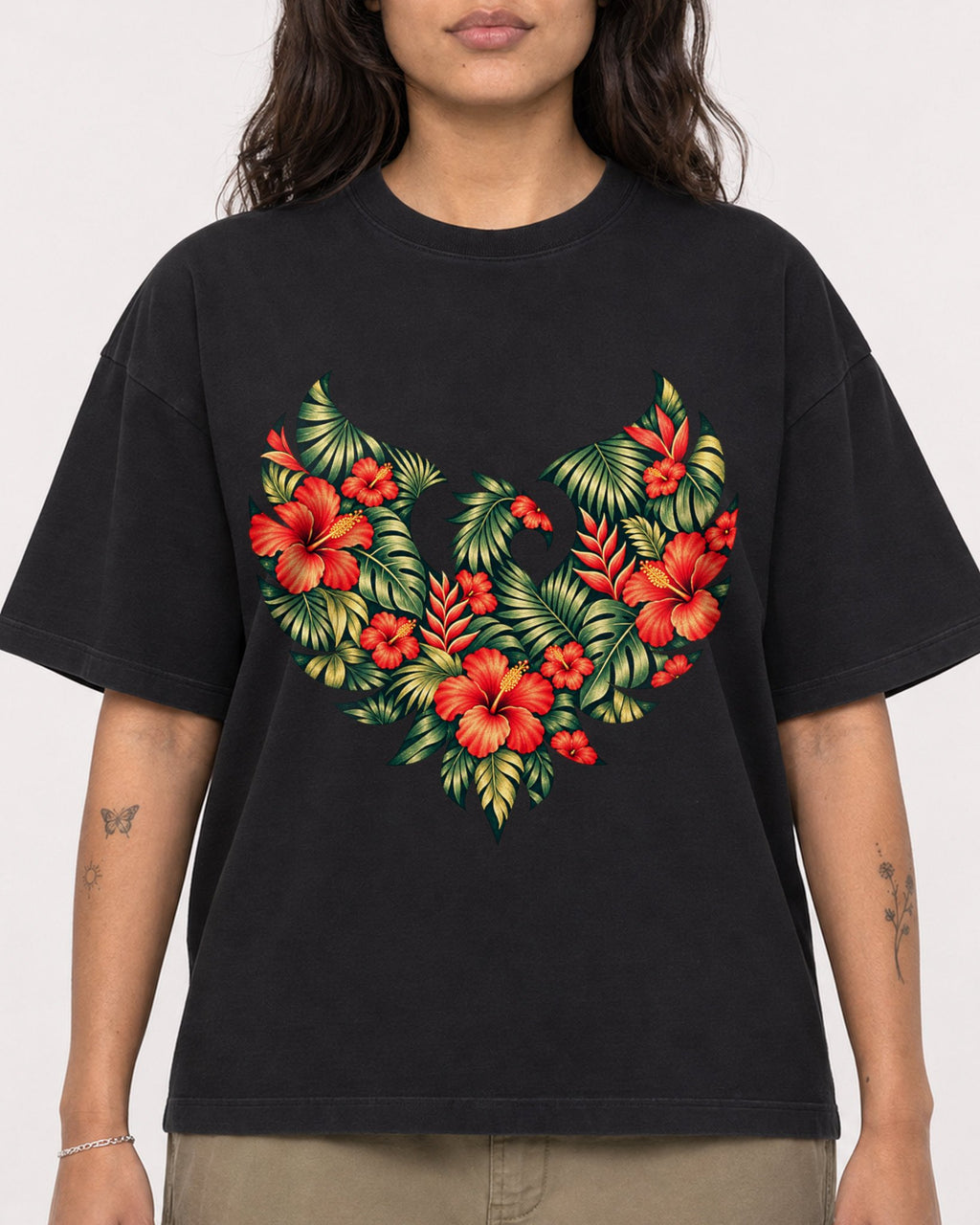 Mockup Boxy Heavyweight Tee Black female close-up 06