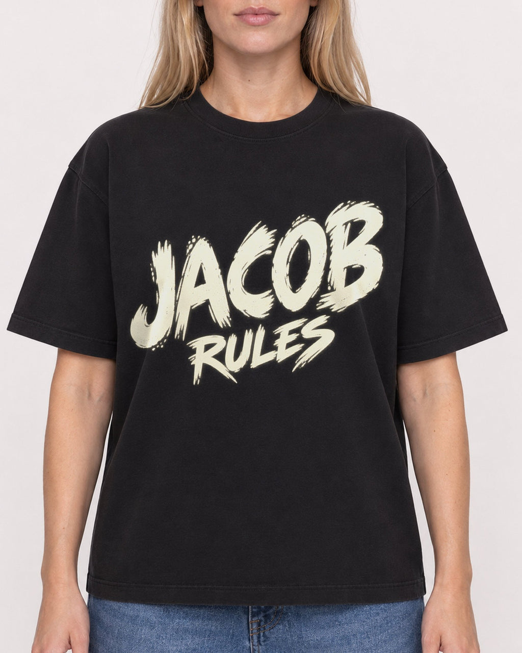 Mockup Boxy Heavyweight Tee Black female close-up 08