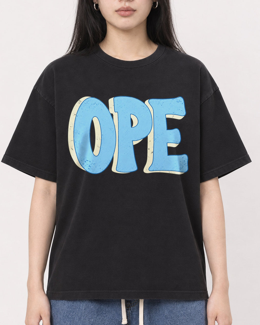 Mockup Boxy Heavyweight Tee Black female close-up 01