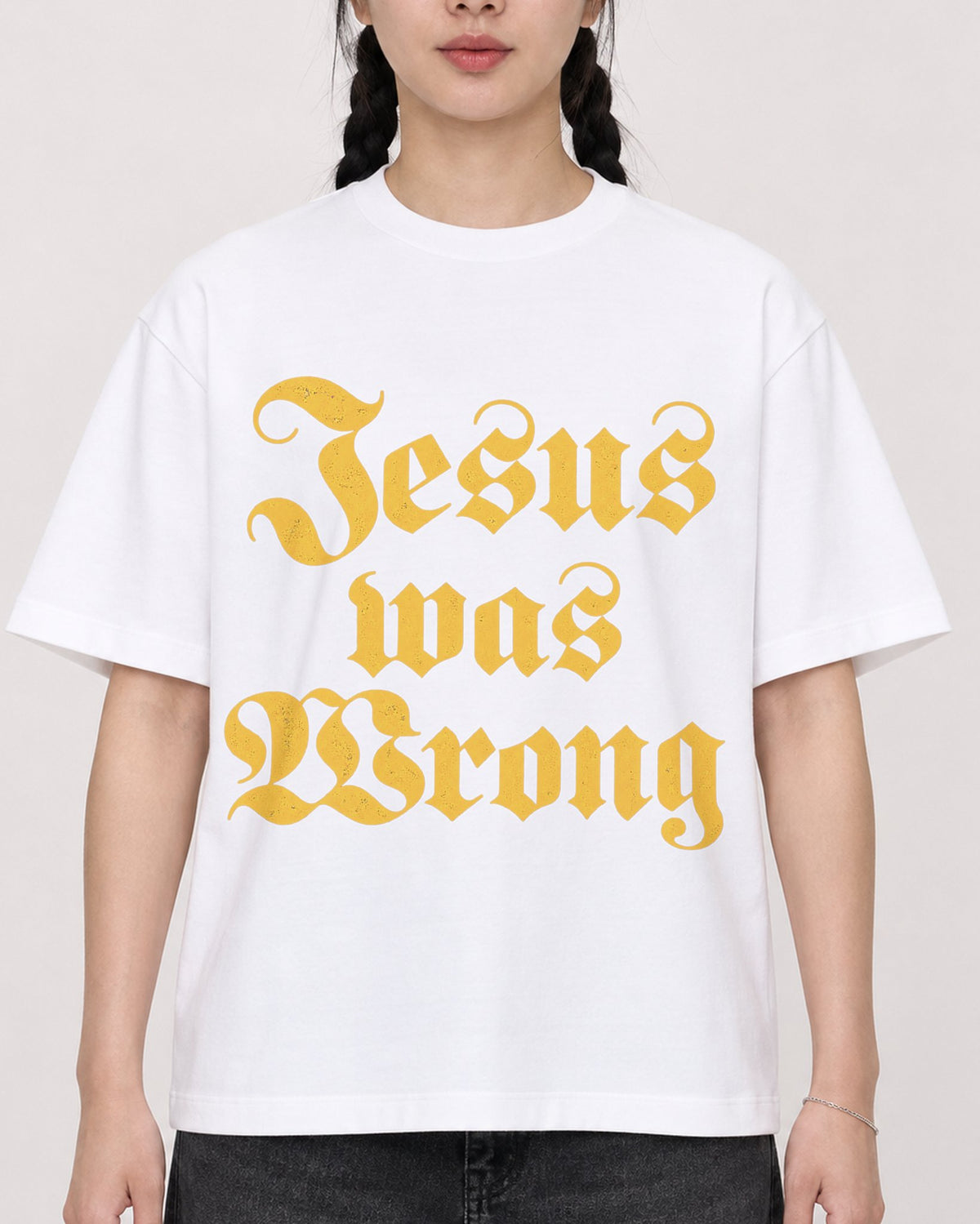 Mockup Boxy Heavyweight Tee White female close-up 43