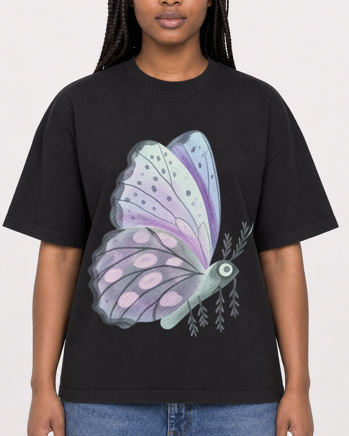 Mockup Boxy Heavyweight Tee Black female close-up 04