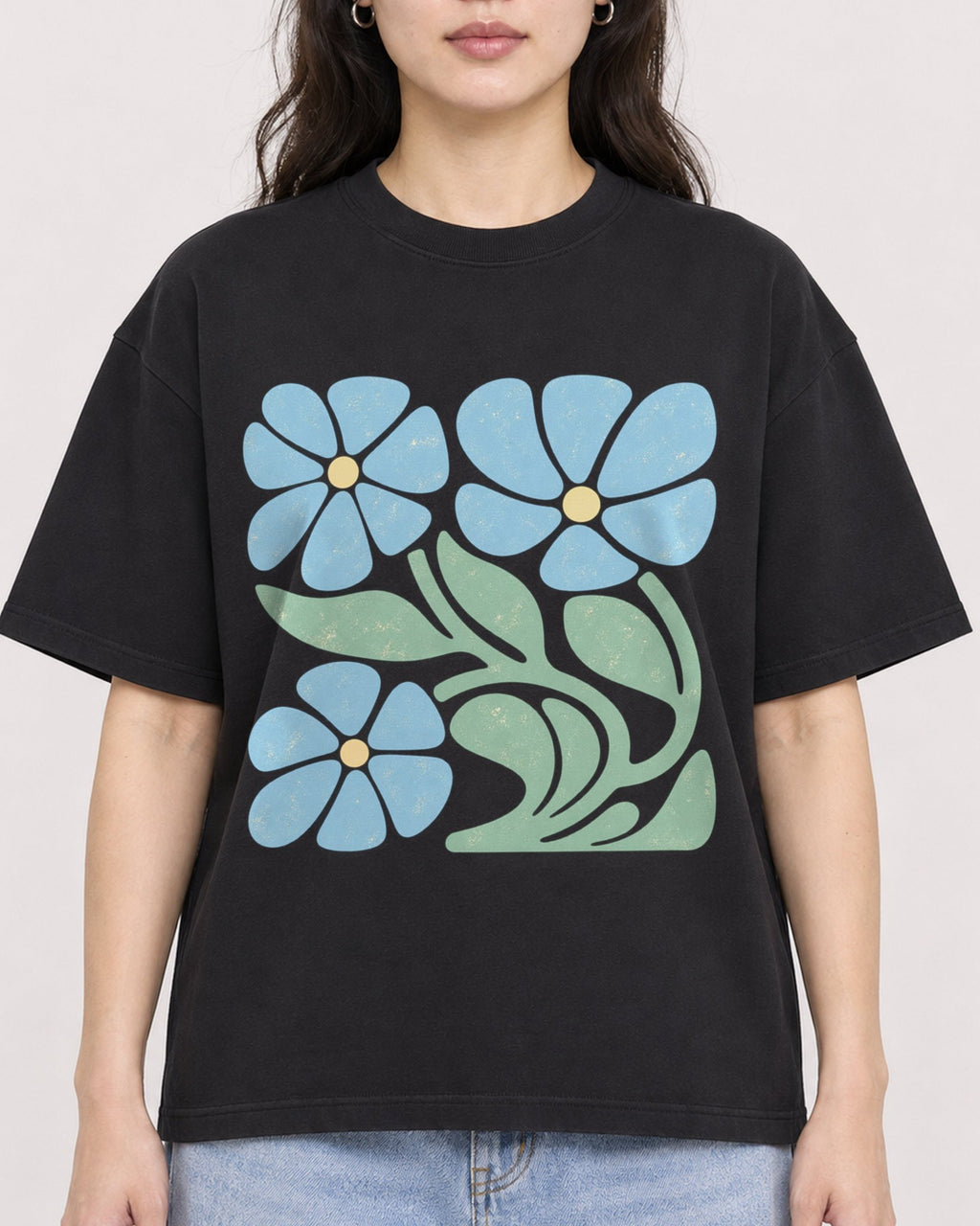 Mockup Boxy Heavyweight Tee Black female close-up 03