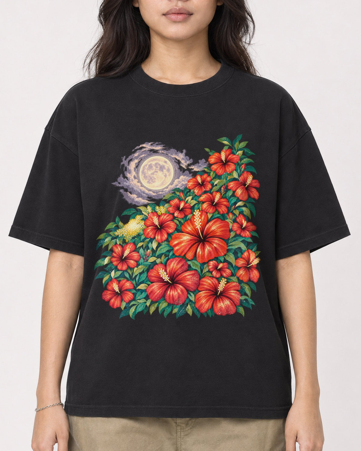 Mockup Boxy Heavyweight Tee Black female close-up 02