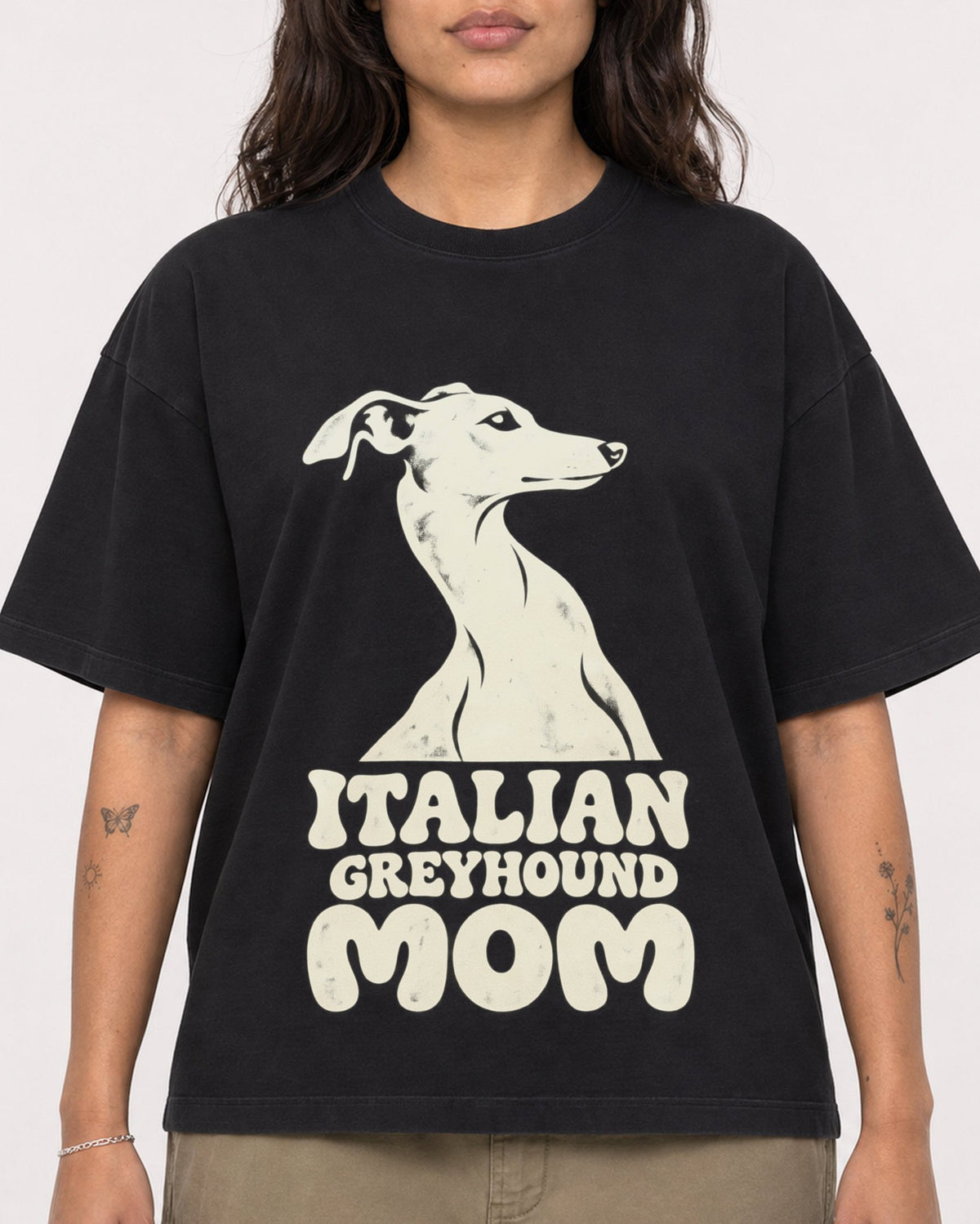Mockup Boxy Heavyweight Tee Black female close-up 06