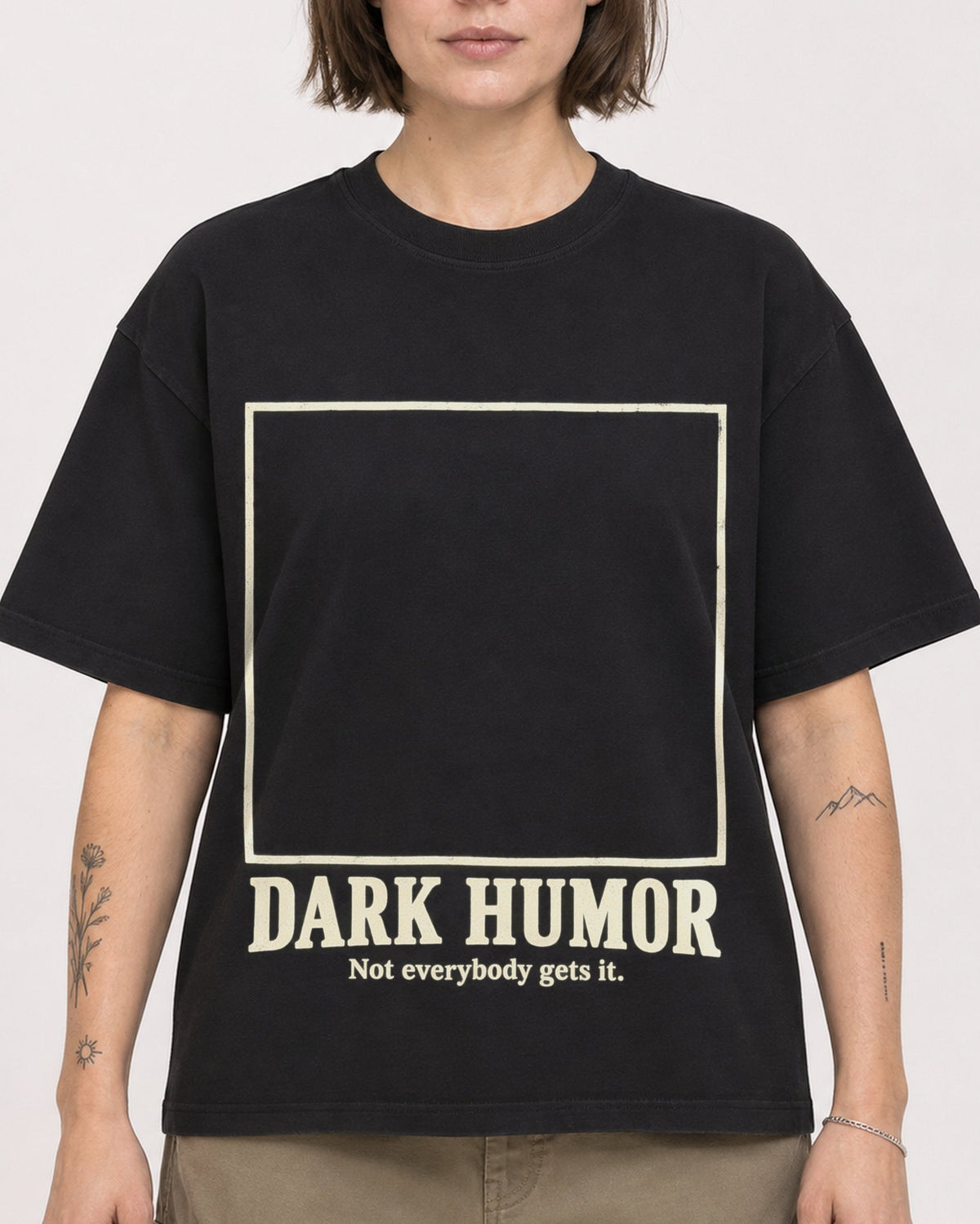 Mockup Boxy Heavyweight Tee Black female close-up 18