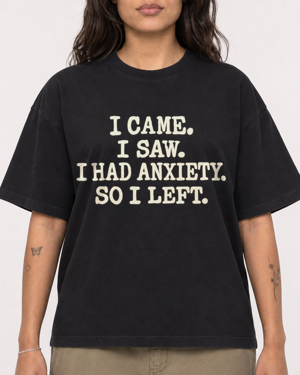 Mockup Boxy Heavyweight Tee Black female close-up 06