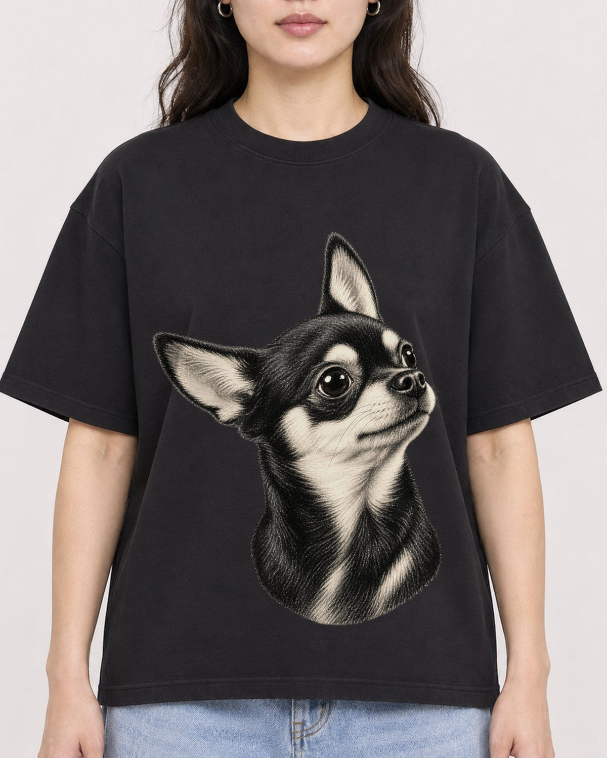 Mockup Boxy Heavyweight Tee Black female close-up 03