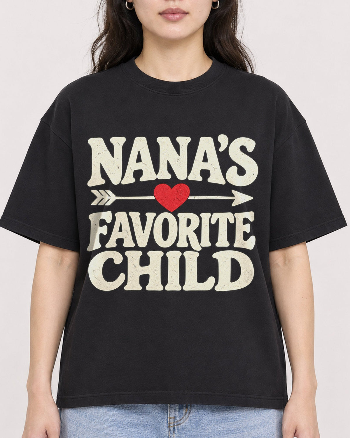 Mockup Boxy Heavyweight Tee Black female close-up 03