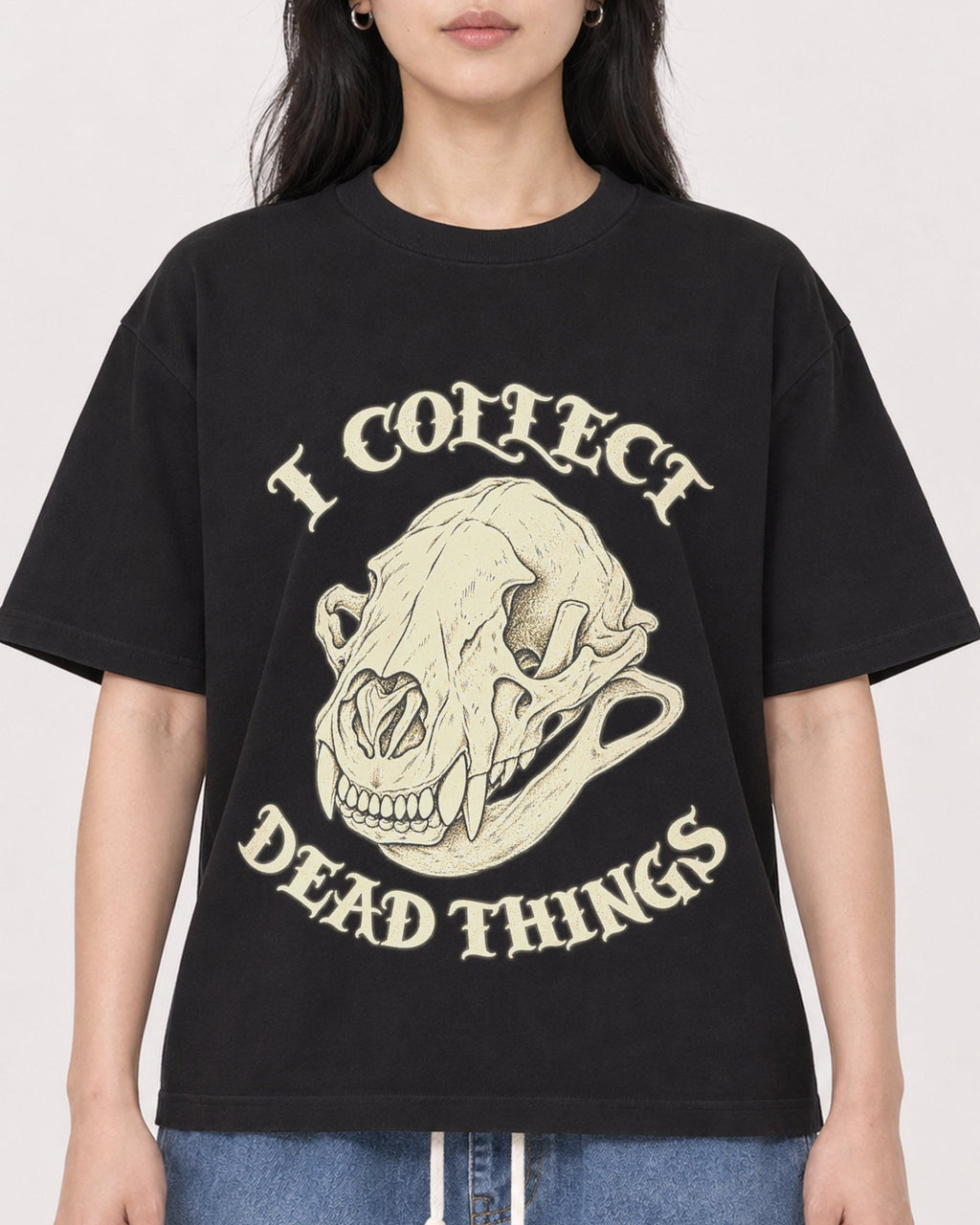 Mockup Boxy Heavyweight Tee Black female close-up 13