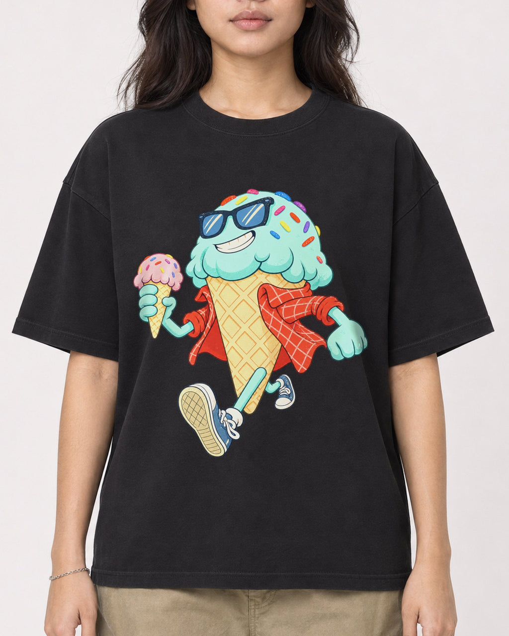 Mockup Boxy Heavyweight Tee Black female close-up 02
