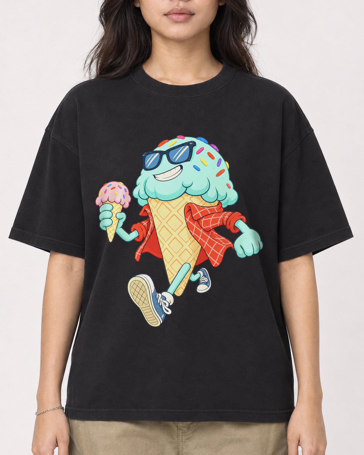 Mockup Boxy Heavyweight Tee Black female close-up 02