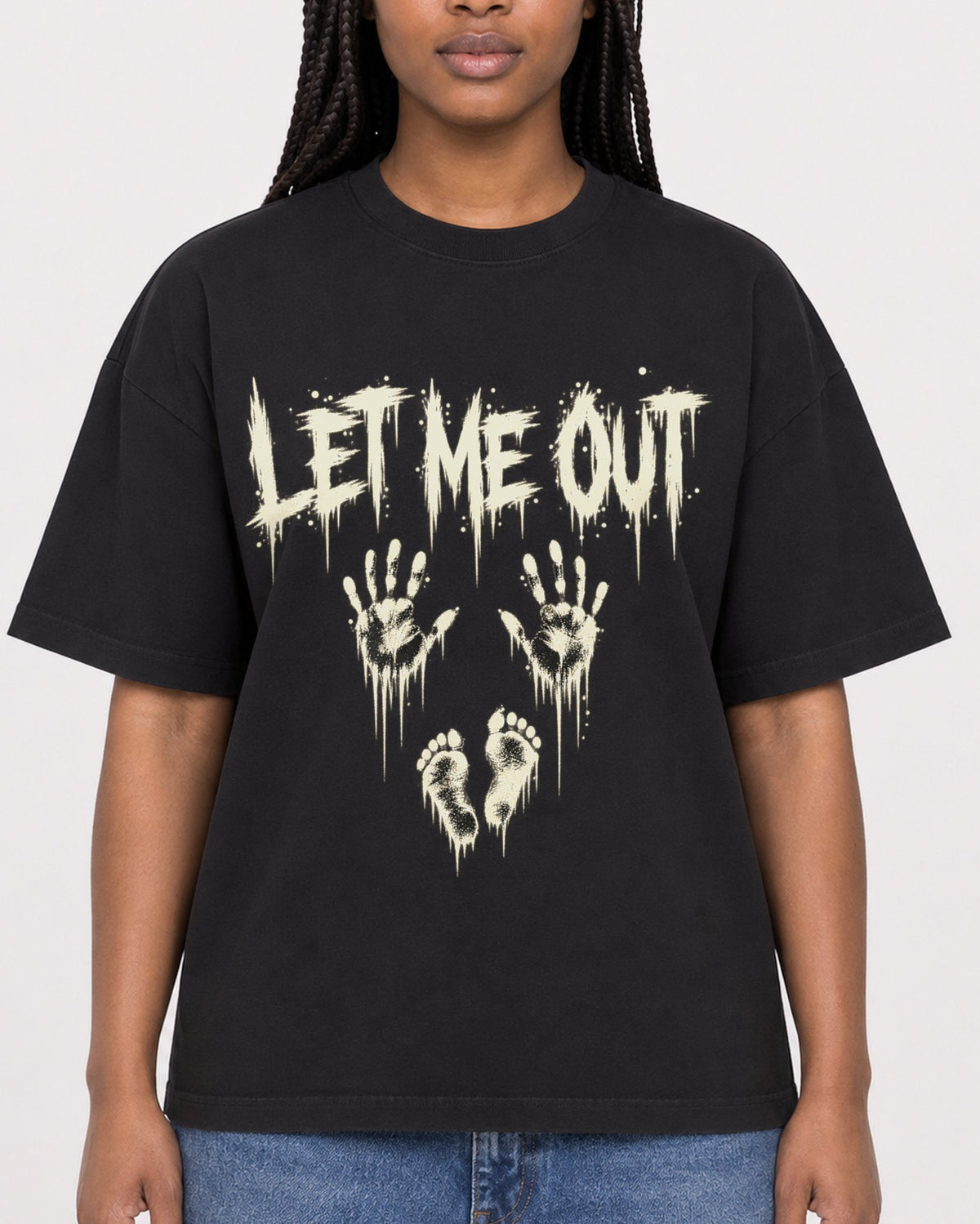 Mockup Boxy Heavyweight Tee Black female close-up 04