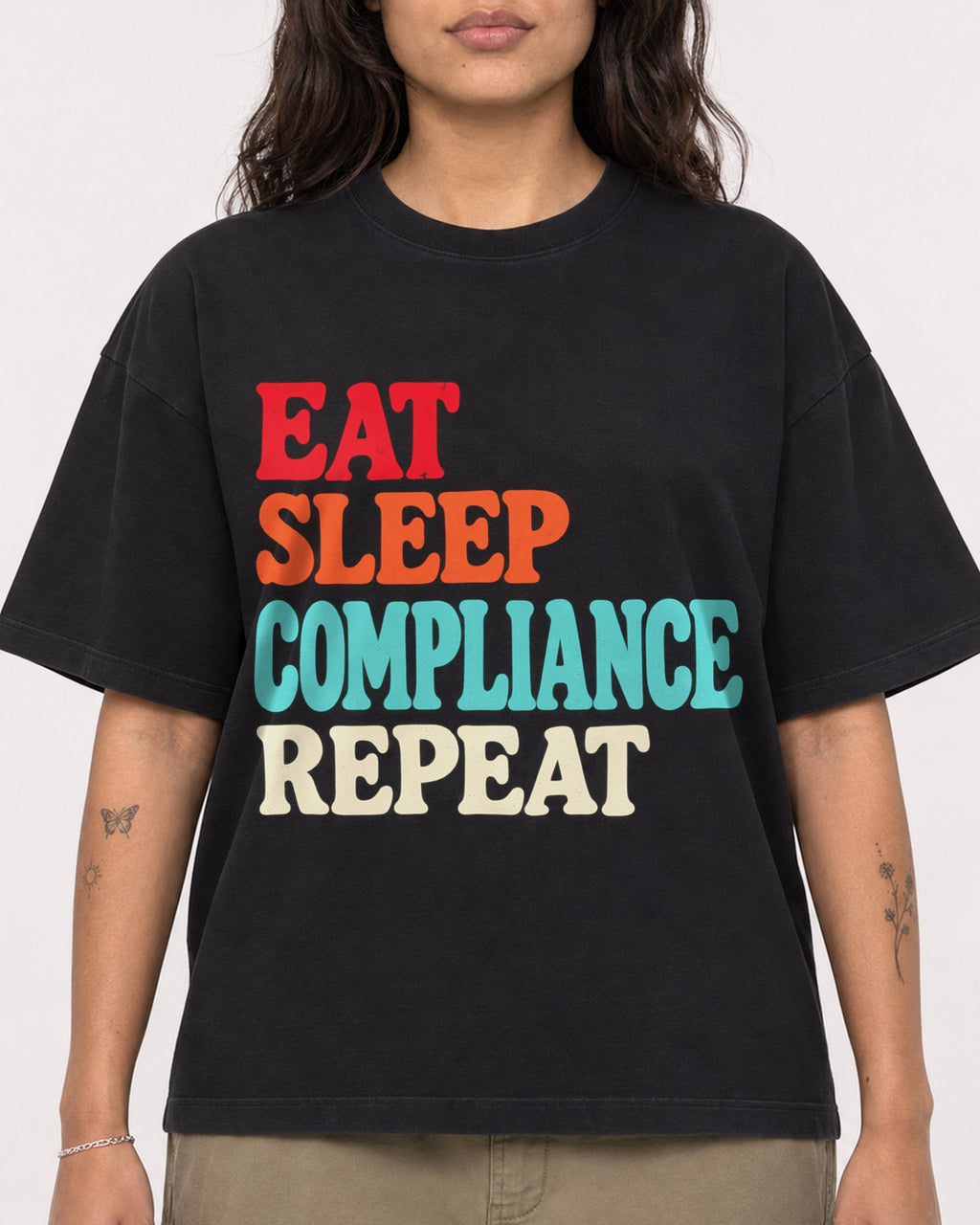 Mockup Boxy Heavyweight Tee Black female close-up 06