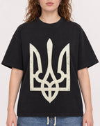 Mockup Boxy Heavyweight Tee Black female close-up 09