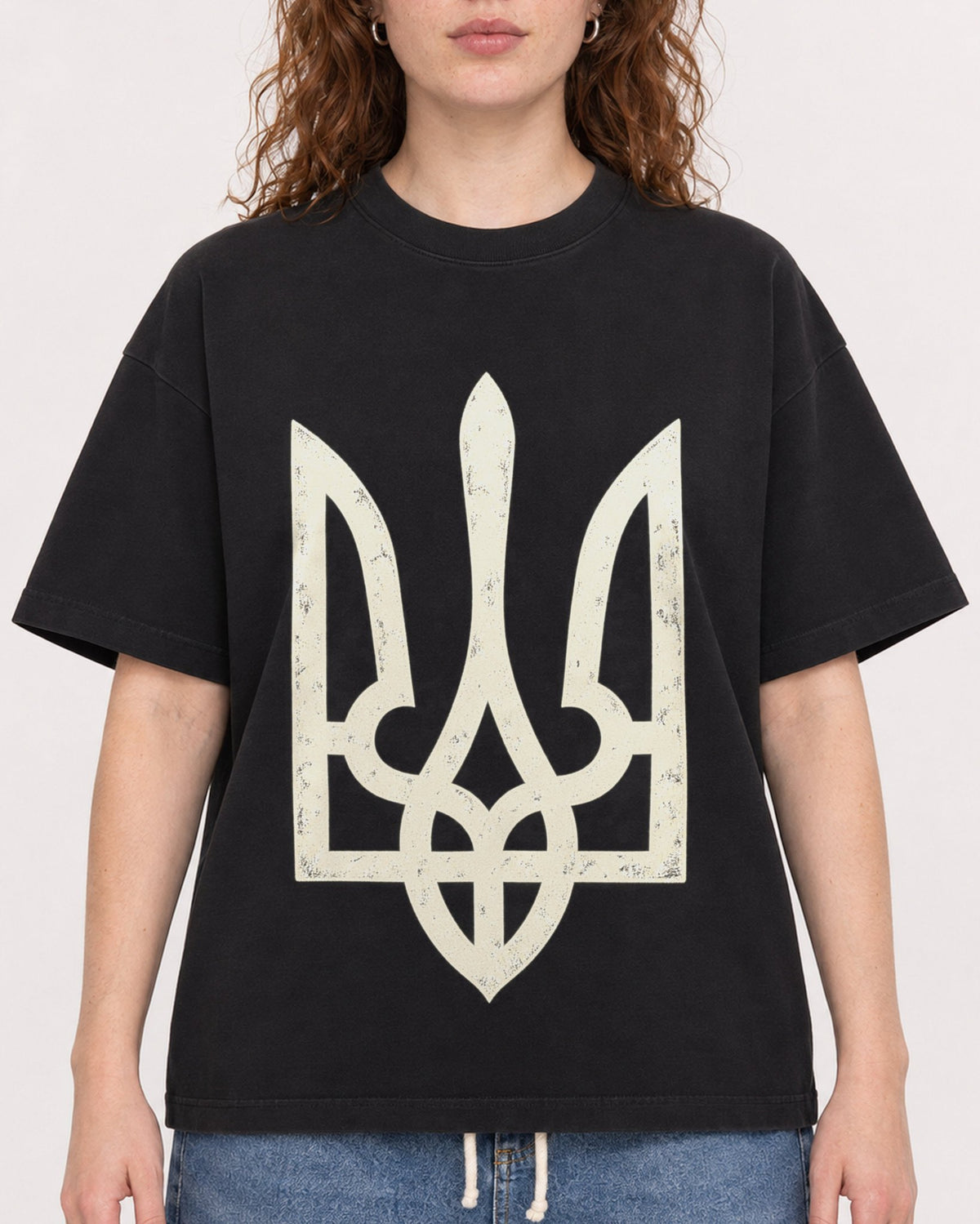 Mockup Boxy Heavyweight Tee Black female close-up 09