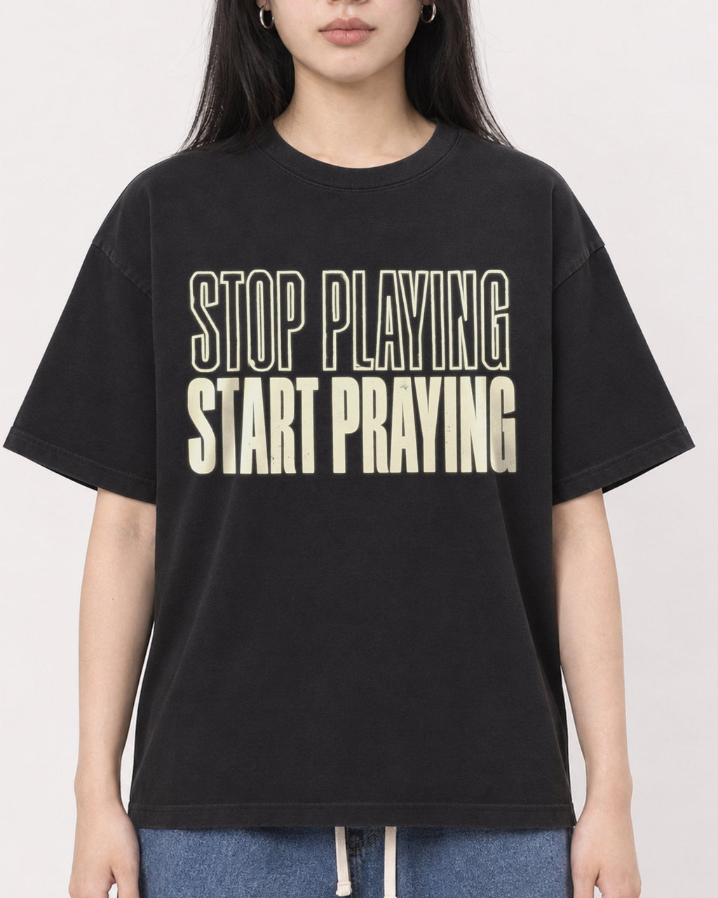 Mockup Boxy Heavyweight Tee Black female close-up 01