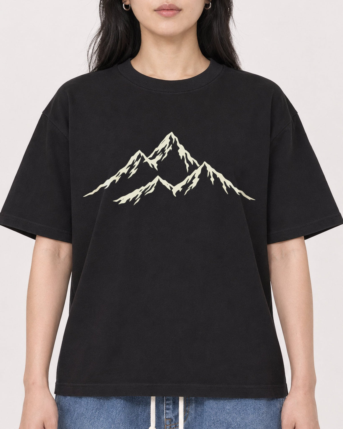 Mockup Boxy Heavyweight Tee Black female close-up 13