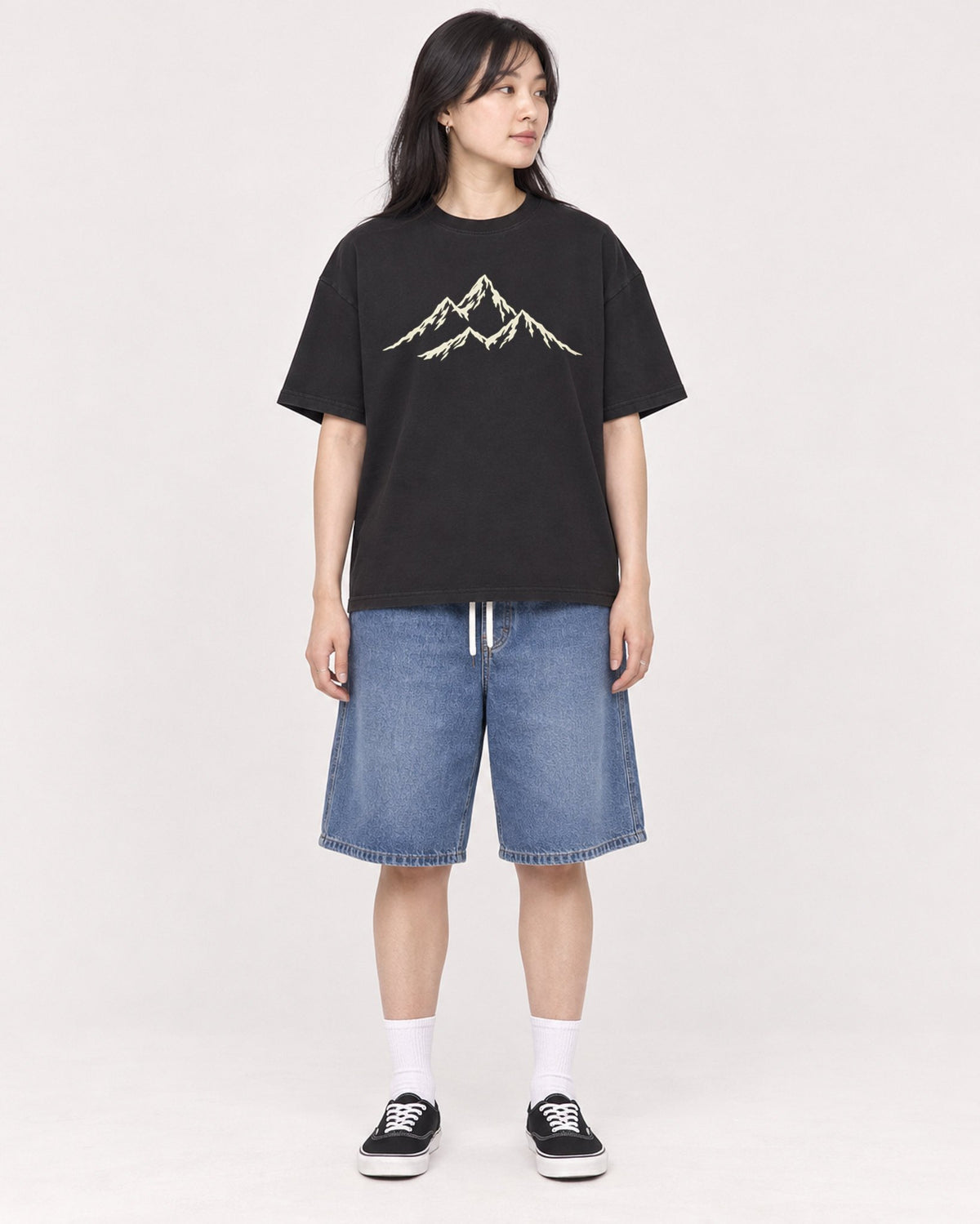 Mockup Boxy Heavyweight Tee Black female full-body 13