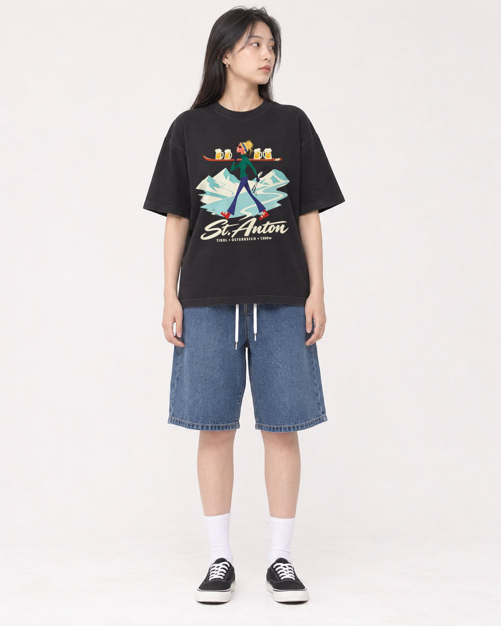 Mockup Boxy Heavyweight Tee Black female full-body 01