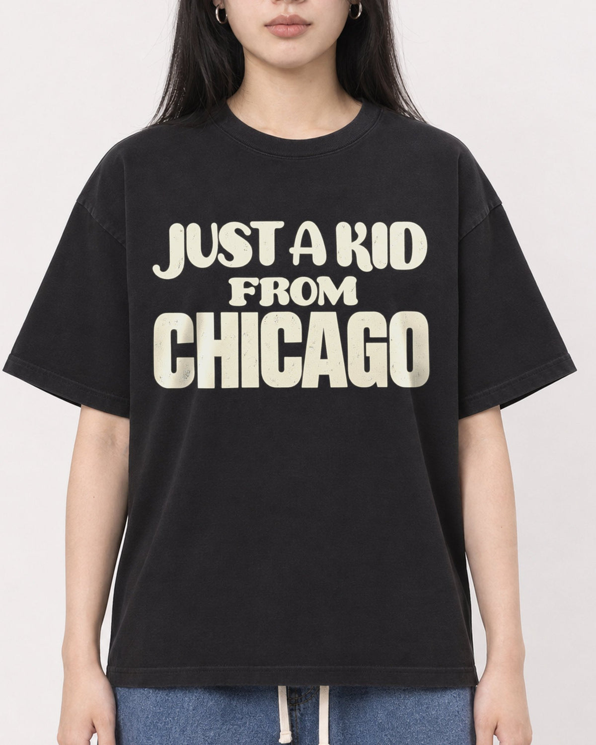 Mockup Boxy Heavyweight Tee Black female close-up 01