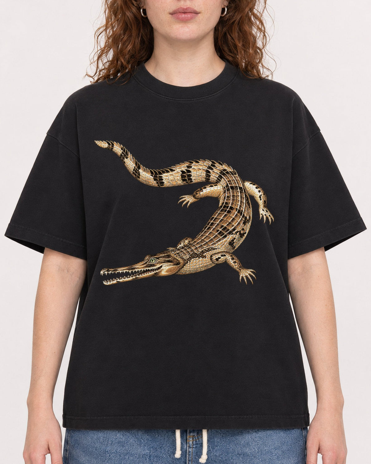 Mockup Boxy Heavyweight Tee Black female close-up 09