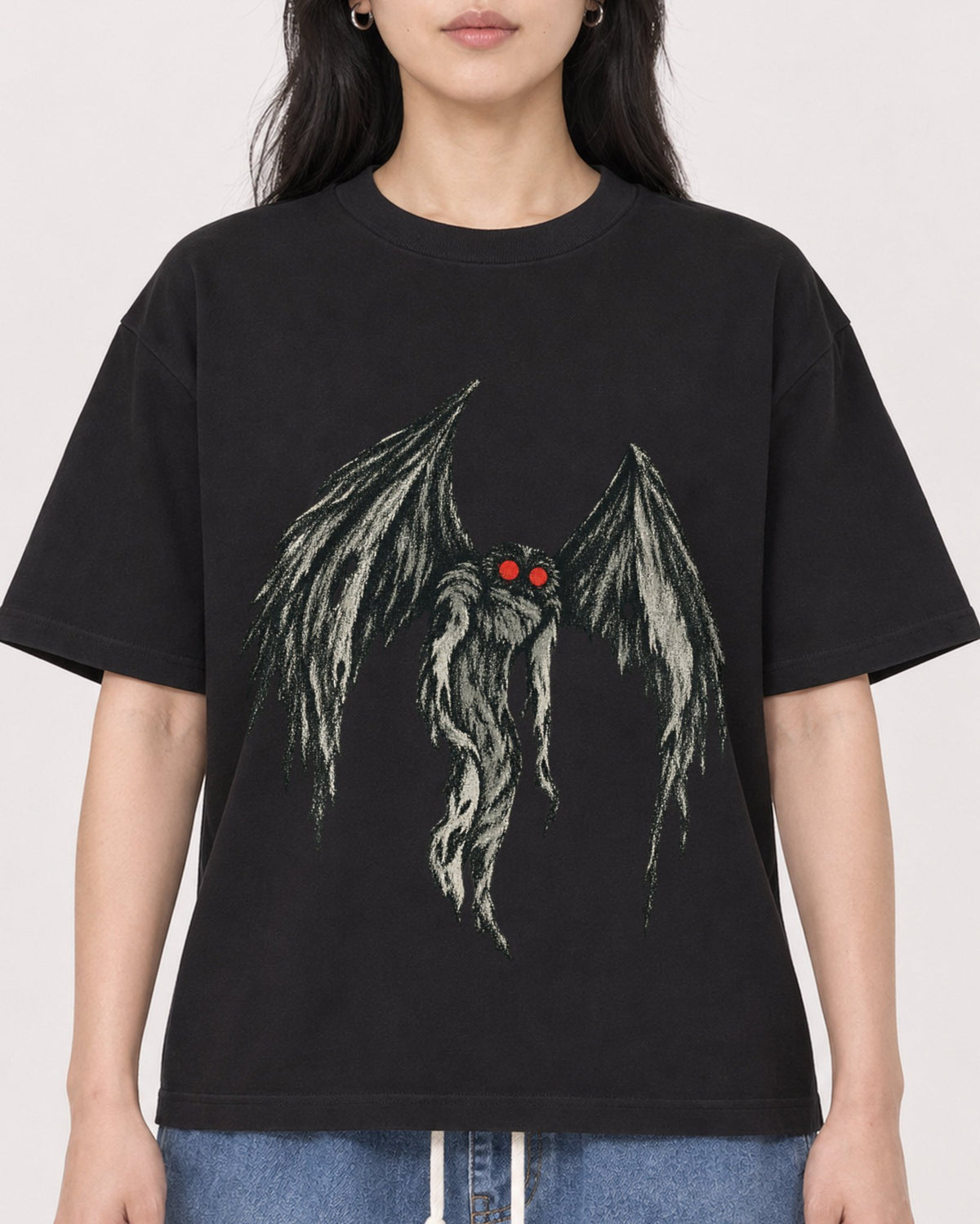Mockup Boxy Heavyweight Tee Black female close-up 13