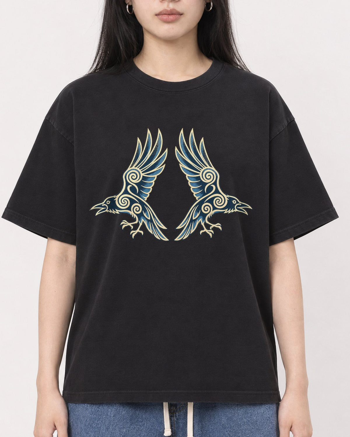 Mockup Boxy Heavyweight Tee Black female close-up 01