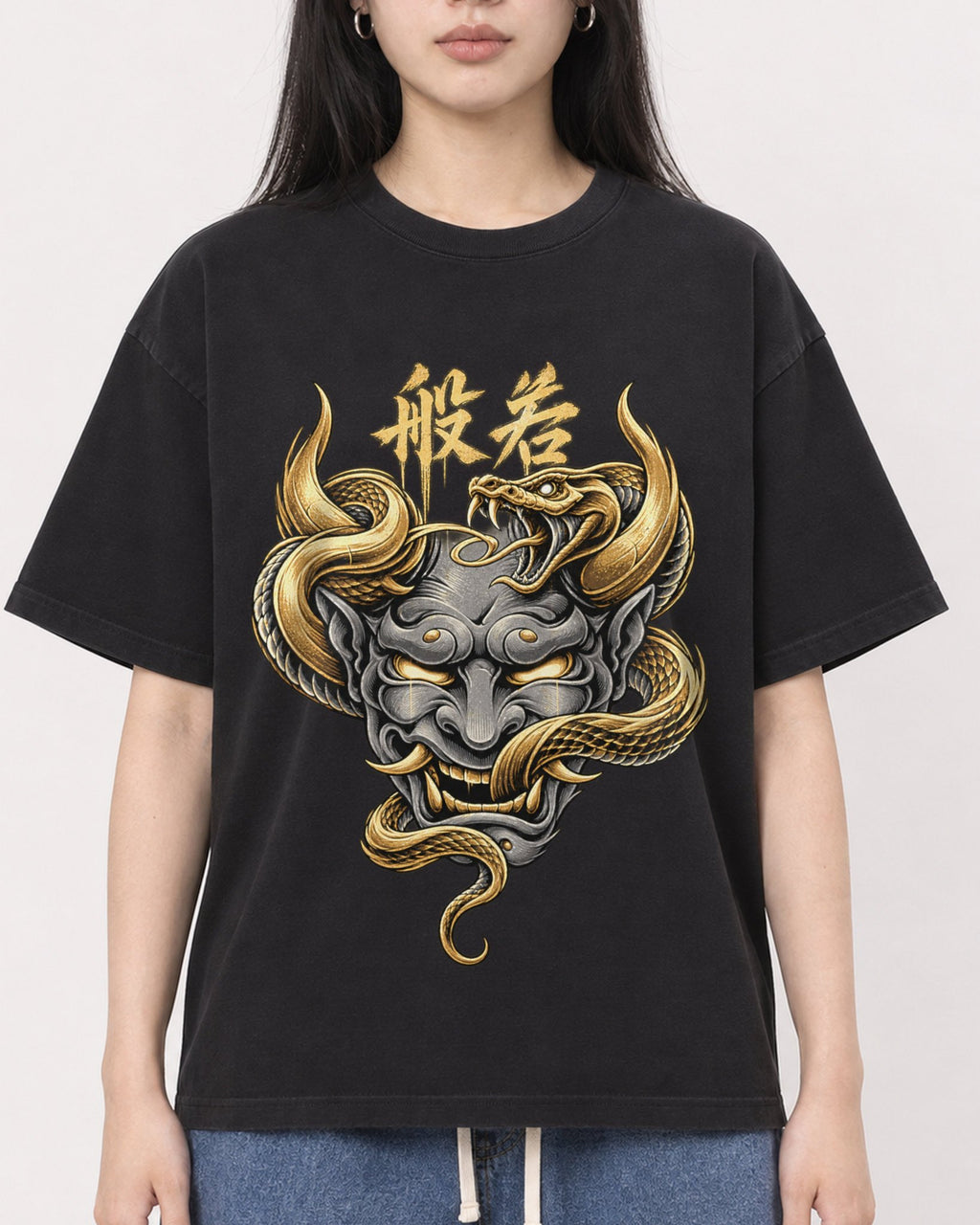 Mockup Boxy Heavyweight Tee Black female close-up 01