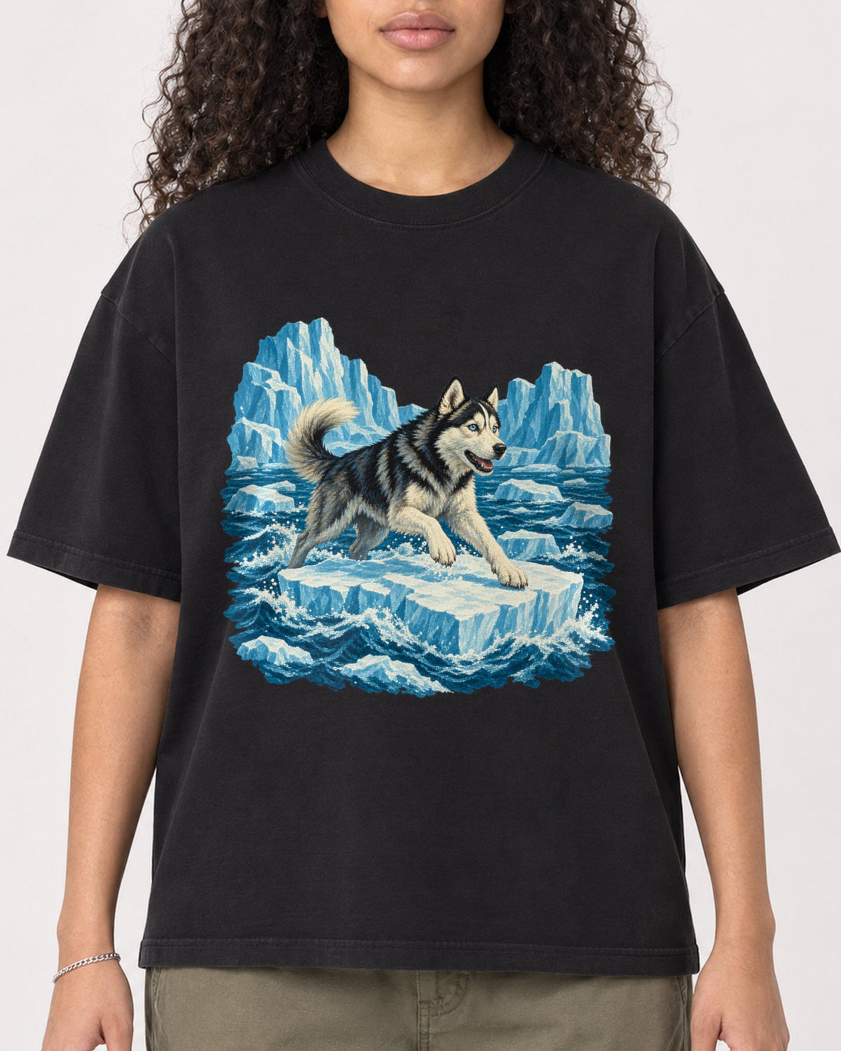 Mockup Boxy Heavyweight Tee Black female close-up 10