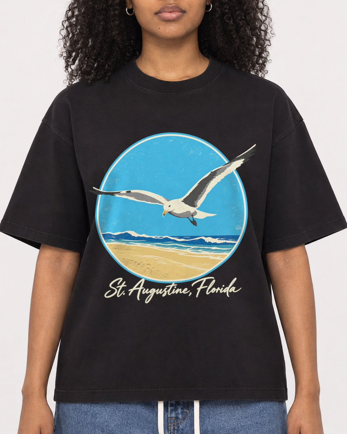 Mockup Boxy Heavyweight Tee Black female close-up 05