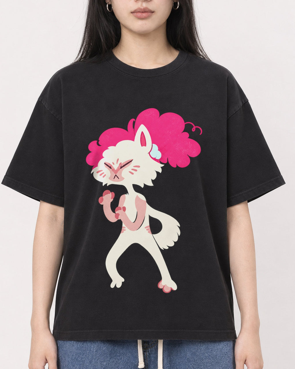 Mockup Boxy Heavyweight Tee Black female close-up 01