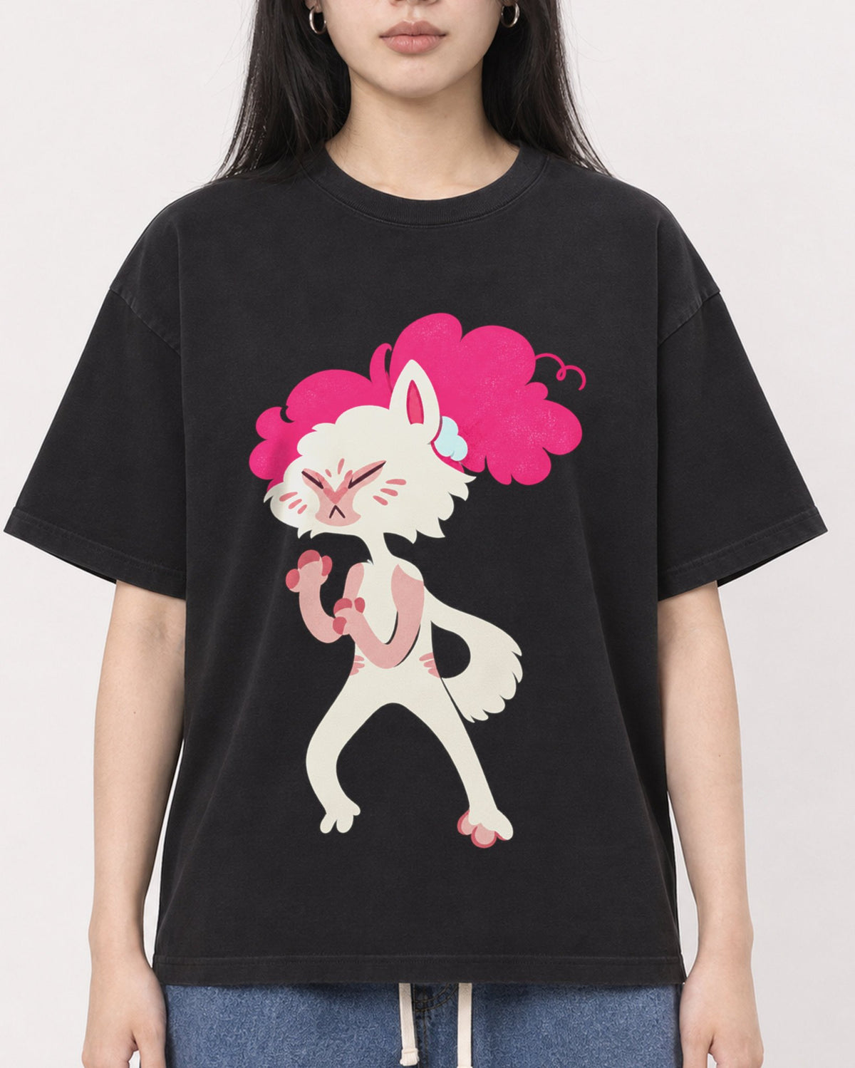 Mockup Boxy Heavyweight Tee Black female close-up 01