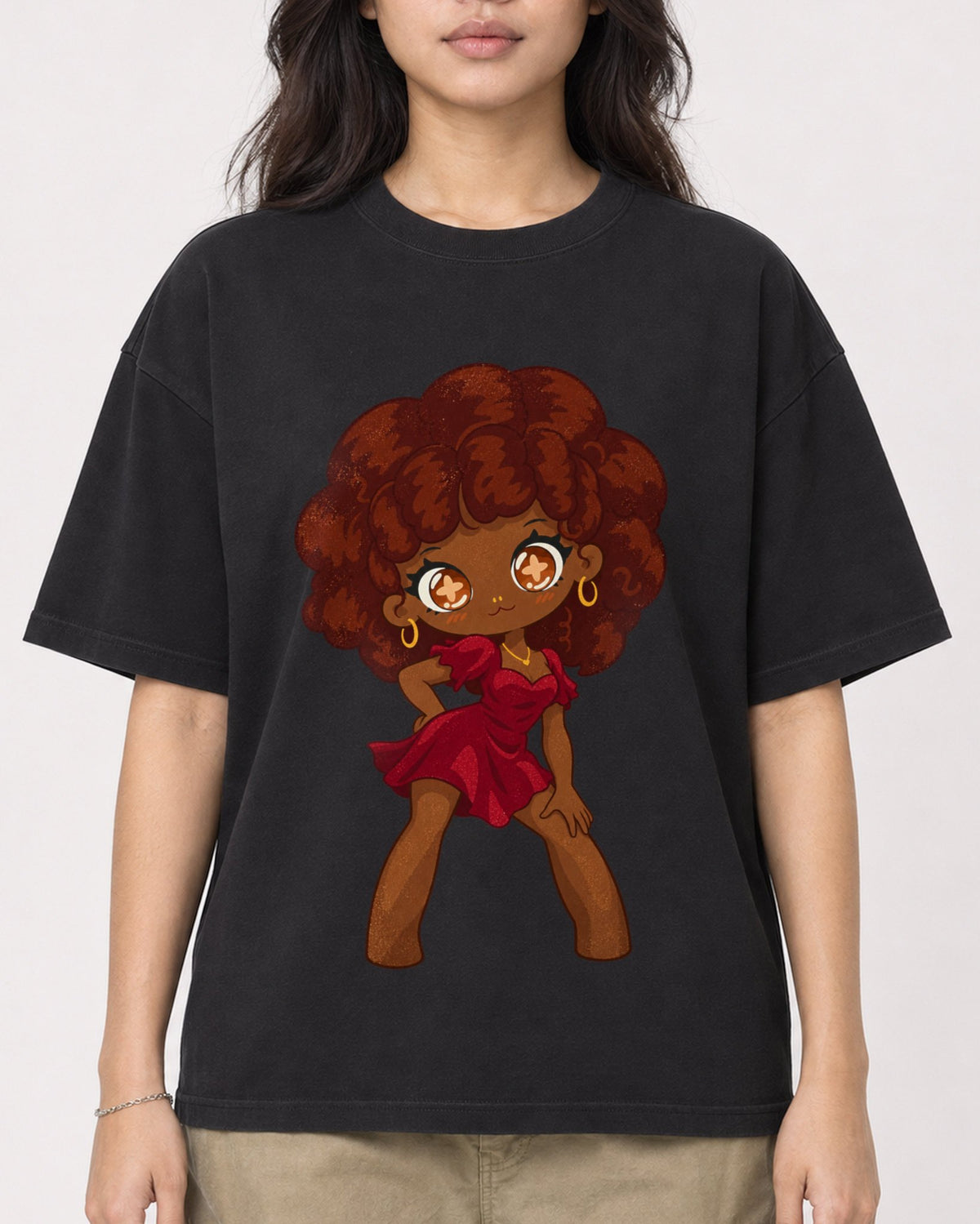 Mockup Boxy Heavyweight Tee Black female close-up 02