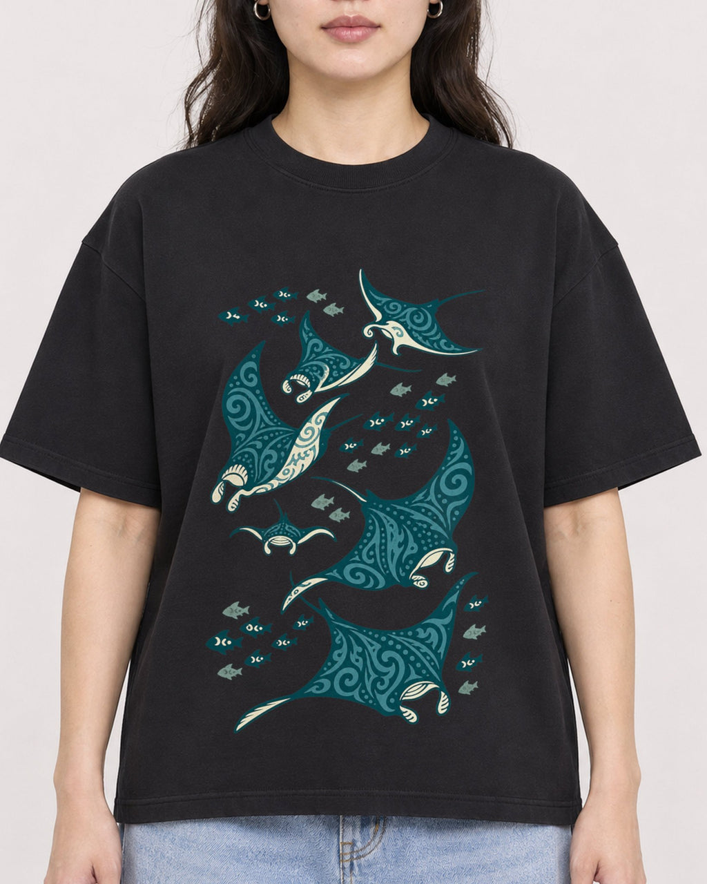 Mockup Boxy Heavyweight Tee Black female close-up 03