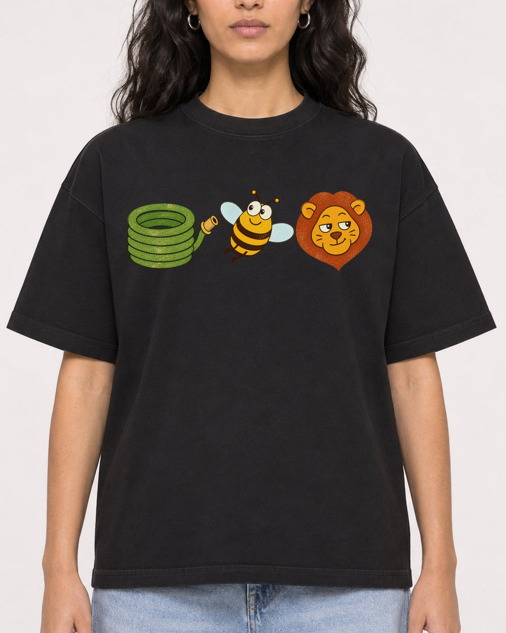 Mockup Boxy Heavyweight Tee Black female close-up 07