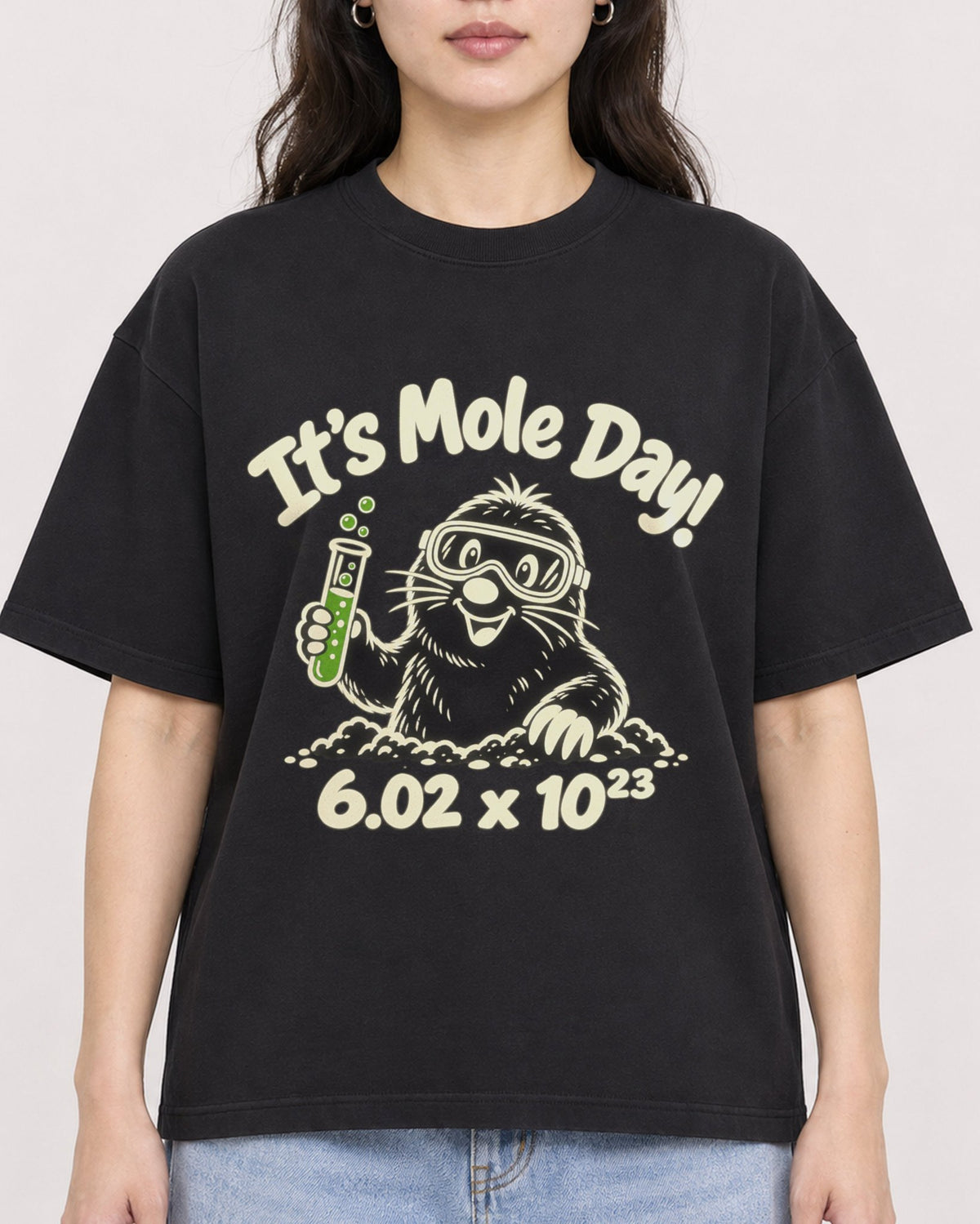 Mockup Boxy Heavyweight Tee Black female close-up 03
