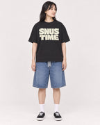 Mockup Boxy Heavyweight Tee Black female full-body 13